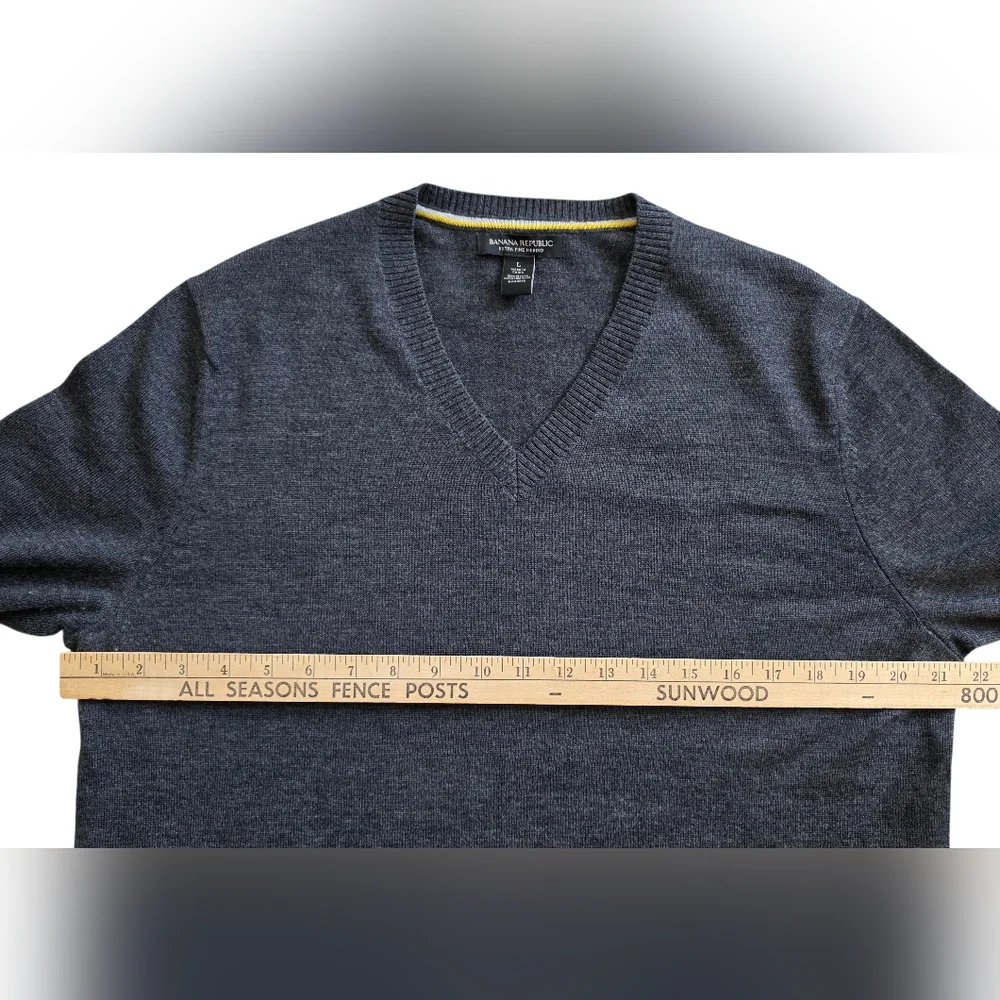 Banana Republic Merino Wool Large‎ Gray V Neck Sweater Extra Fine Soft